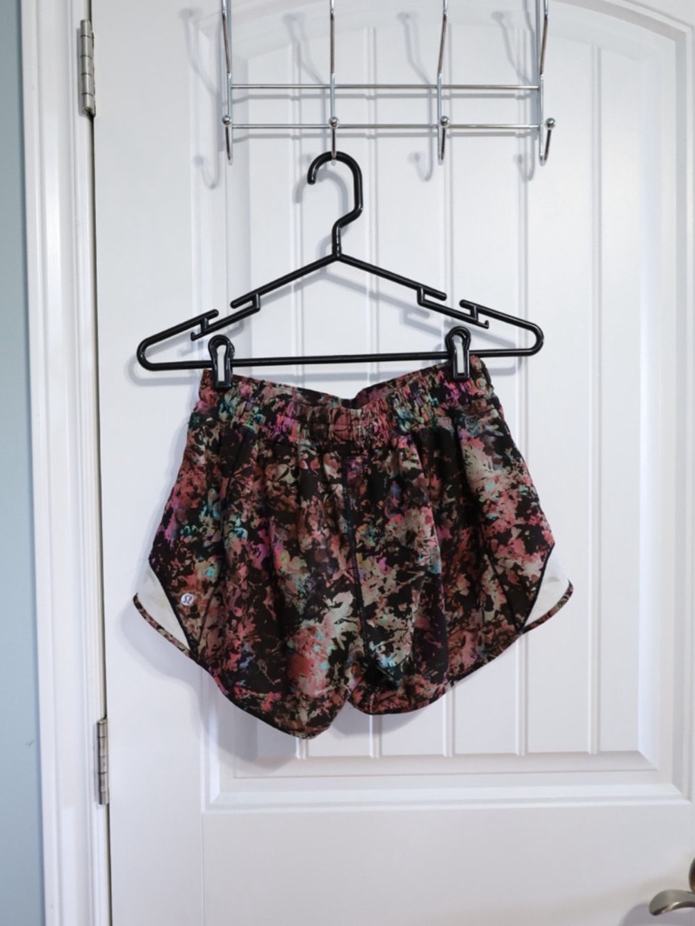 Lululemon Hotty Hot Low-Rise Short Stencil Blossom Red Multi / Sheer Blue Size 8 - Picture 6 of 10